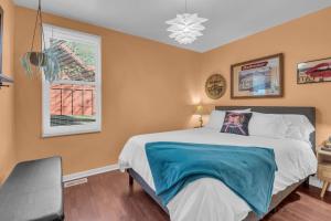 un dormitorio con una cama y una ventana en 5 min to DT-Multicade Arcade-Nature Trails-Scenic- !, en Nashville