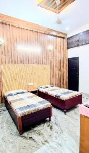 Ένα ή περισσότερα κρεβάτια σε δωμάτιο στο Aaranya Retreat by Agrawal's