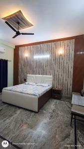 Ένα ή περισσότερα κρεβάτια σε δωμάτιο στο Aaranya Retreat by Agrawal's