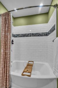 Un baño con bañera y cortina de ducha. en 5 min to DT-Multicade Arcade-Nature Trails-Scenic- !, en Nashville 32 fotos más