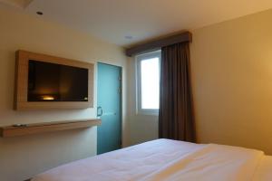 Μια τηλεόραση ή/και κέντρο ψυχαγωγίας στο Hotel Cirasa Baru