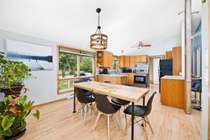Η κουζίνα ή μικρή κουζίνα στο PRIVATE COTTAGE GETAWAY On LAKE SIMCOE +20 φωτογραφίες