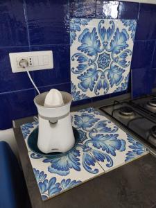 a mortar and pestle on a counter in a kitchen at Casa Azzurra in Ginosa Marina