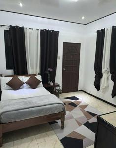 Ένα ή περισσότερα κρεβάτια σε δωμάτιο στο Placido's Vacation Home