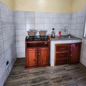 ヤウンデにあるClimatisation - Wi-Fi gratuitの小さなキッチン(コンロ、シンク付)