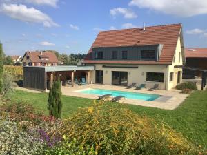 Πισίνα στο ή κοντά στο Superbe Maison Jacuzzi+Piscine au cœur des vignes