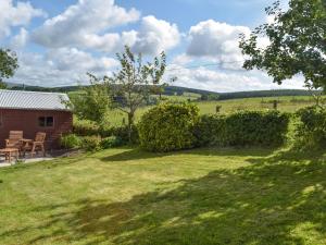 a view of a yard with a house at Lilybank Cottage in Doularg