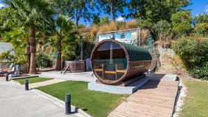 Κήπος έξω από το Brand New Apartment, Free Lagoon Access, Gym, Sauna, Hot Tub