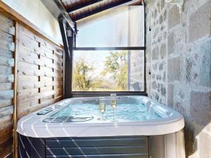 ブリーヴ・ラ・ガイヤルドにあるMaison Spa Sauna Proche du Lacのホットタブ(グラスワイン2杯付) +51枚の写真