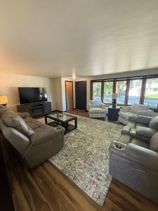 グリーンベイにあるThree Bedroom Ranch walking distance to Lambeauのリビングルーム(ソファ2台、テレビ付)