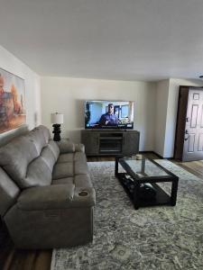 グリーンベイにあるThree Bedroom Ranch walking distance to Lambeauのソファと薄型テレビのあるリビングルーム