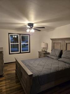 グリーンベイにあるThree Bedroom Ranch walking distance to Lambeauのベッドと天井扇風機のある寝室 +34枚の写真
