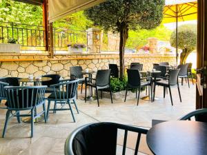 Un patio con mesas y sillas en un restaurante. en Jata Hotel, en Tirana
