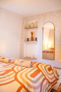 un dormitorio con una cama y un espejo en Literie d'exception, luxe calme et confort, en Rouen