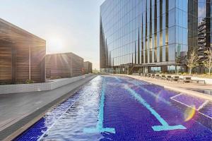 ein großes Schwimmbad vor einem Gebäude in der Unterkunft Luxury Marina Tower Stay Waterfront & City Views in Melbourne