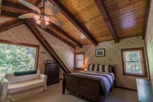 une chambre avec un lit et un ventilateur de plafond dans l'établissement Stoneledge Manor, à Banner Elk