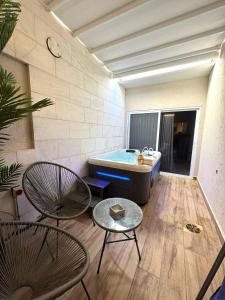 a bathroom with a tub and a table and chairs at סוויטת סטודיו-טליס in Eilat