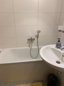 Ένα μπάνιο στο Ferienwohnung BODENBLICK mit BADEWANNE & WM & TROCKNER zwischen BODDEN & MEER +3 φωτογραφίες