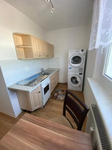 Η κουζίνα ή μικρή κουζίνα στο Ferienwohnung BODENBLICK mit BADEWANNE & WM & TROCKNER zwischen BODDEN & MEER