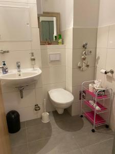 Ένα μπάνιο στο Ferienwohnung BODENBLICK mit BADEWANNE & WM & TROCKNER zwischen BODDEN & MEER