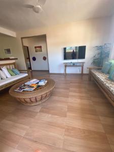 Una sala de estar con dos sofás y una mesa. en Casa Nice Trancoso, en Trancoso