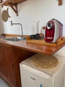 CruzにあるVilla Mendonzaの冷蔵庫の上にトースターが置かれたキッチンカウンター +6枚の写真