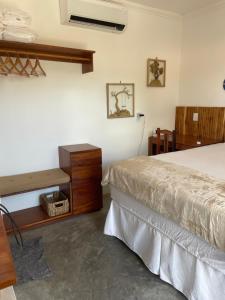 CruzにあるVilla Mendonzaのベッドとテーブルと机のある寝室