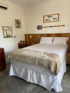 a bedroom with a large white bed in a room at Villa Mendonza in Cruz
