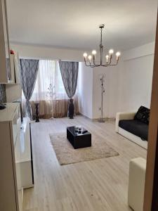 un soggiorno con un divano e un tavolino da caffè di The Secret Studios 3 a Craiova Altre 20 foto