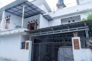 SengkolにあるRumah Nusantaraの白い家