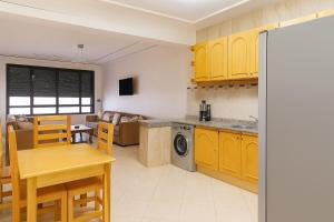 Dapur atau dapur kecil di Ras El Ma Seaview Apartment Cap de l'eau Nador Saidia Wifi Klima مطلة على البحر +17 gambar