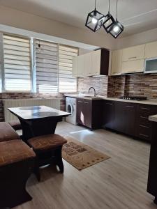 una cucina vuota con tavolo, tavolo e sedie di The Secret Studios 3 a Craiova