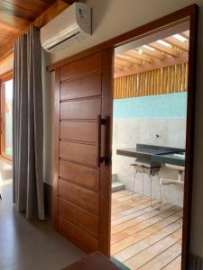 a sliding door in a room with a desk at Marlim-azul Loft in Prado