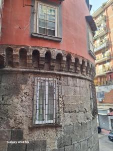 ナポリにあるLuxury Suites Glory Towerの窓側の建物