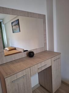 un tavolo da toeletta con uno specchio in una stanza di The Secret Studios 3 a Craiova