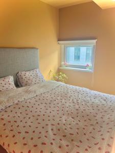 Giường trong phòng chung tại Right by Alexander Kiellands