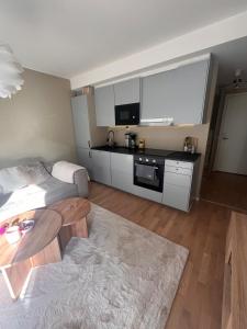 Nhà bếp/bếp nhỏ tại Right by Alexander Kiellands