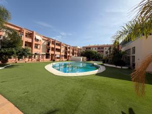 Bazén v ubytování Punta Umbria ideal apartamento Enebrales nebo v jeho okolí