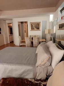 a bedroom with a bed and a dining room at Taverna Zen in Milan