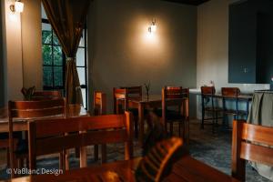 En restaurant eller et andet spisested på Naishika Home Stay