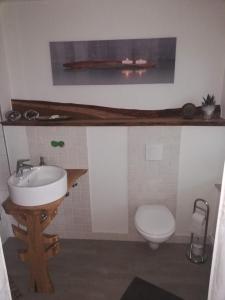 a bathroom with a sink and a toilet at Ferienwohnung am Thingplatz in Rinteln
