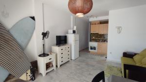 a living room with a couch and a tv at Casa Pape e Toni in El Cotillo