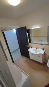 un baño con lavabo y espejo en Holiday House Iolo, en Prato