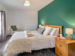 Ένα ή περισσότερα κρεβάτια σε δωμάτιο στο 3 Bed in Penoyre 96240