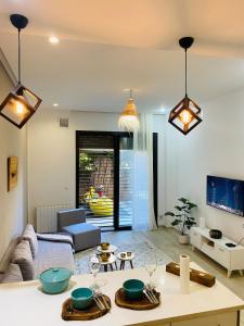 een woonkamer met een bank en een tafel bij cocon d'oux in La Marsa