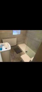 Un baño con lavabo, inodoro y bañera. en Anita k house, en Plymouth