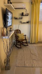 サントドミンゴにあるApartamento cerca de todo en SDEのリビングルーム(ベンチ、テレビ付)