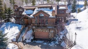 Una casa en la nieve con nieve en Vail View by AvantStay Minutes from Beaver Creek, en Dowds Junction