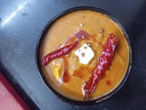 AyodhyaにあるRamam hotel Bed & Breakfastの赤いソースが入ったスープ