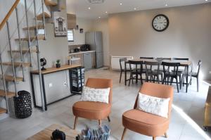 Una cocina y un comedor con mesa y sillas. en Clos du manoir, en Vinnemerville
